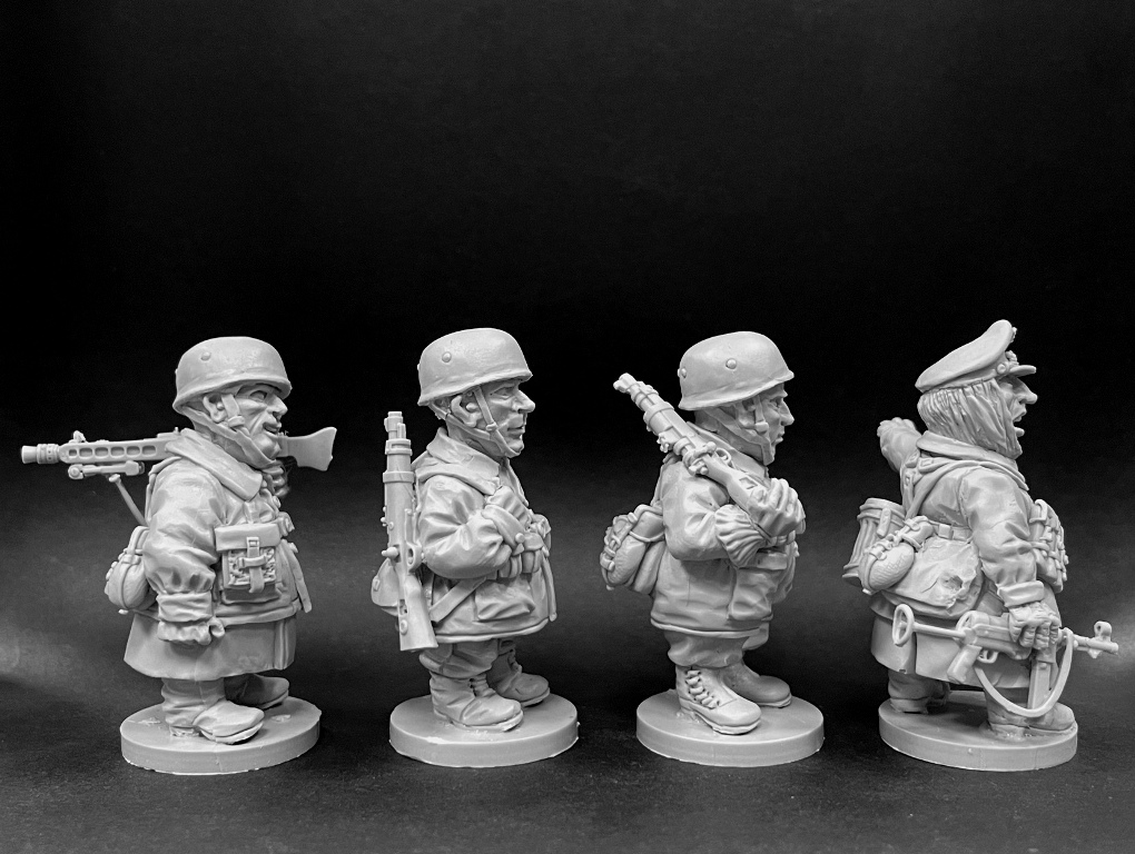 CHM-50.12. Шаржевая миниатюра. WW2: Германская Армия, набор №1 (десантники). В комплекте 4 фигуры. Материал - смола. Chronos Miniatures