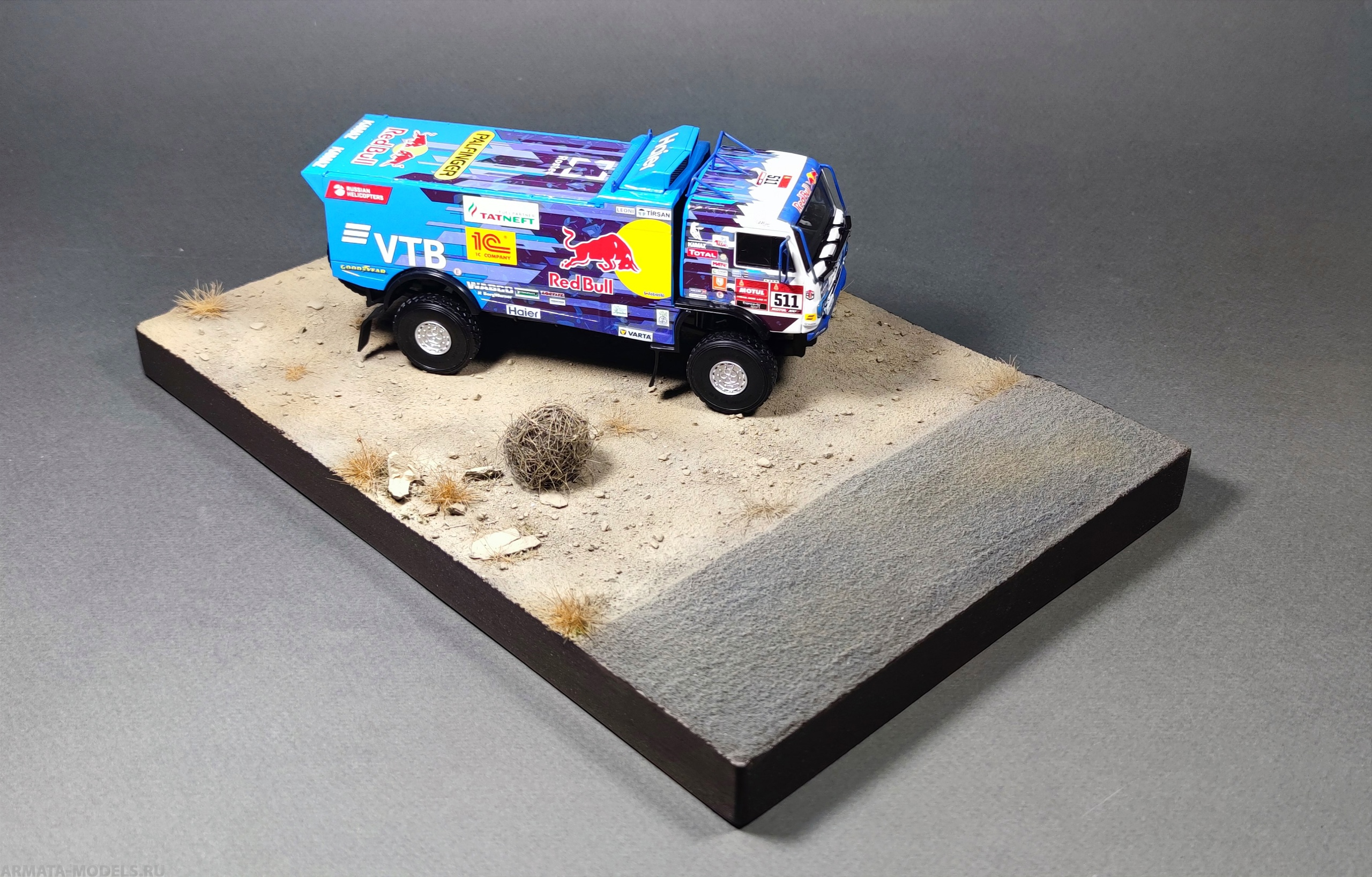 HE-43002 Подставка КамАЗ quot;Выезд на дорогу или тех обслуживаниеquot; Ящерка в комплекте Размер 30*20