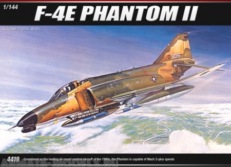 12605 Самолет  F-4E PHANTOM II Academy
